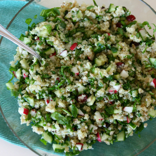 Pestrý šalát s quinoa a jačmennými krúpami