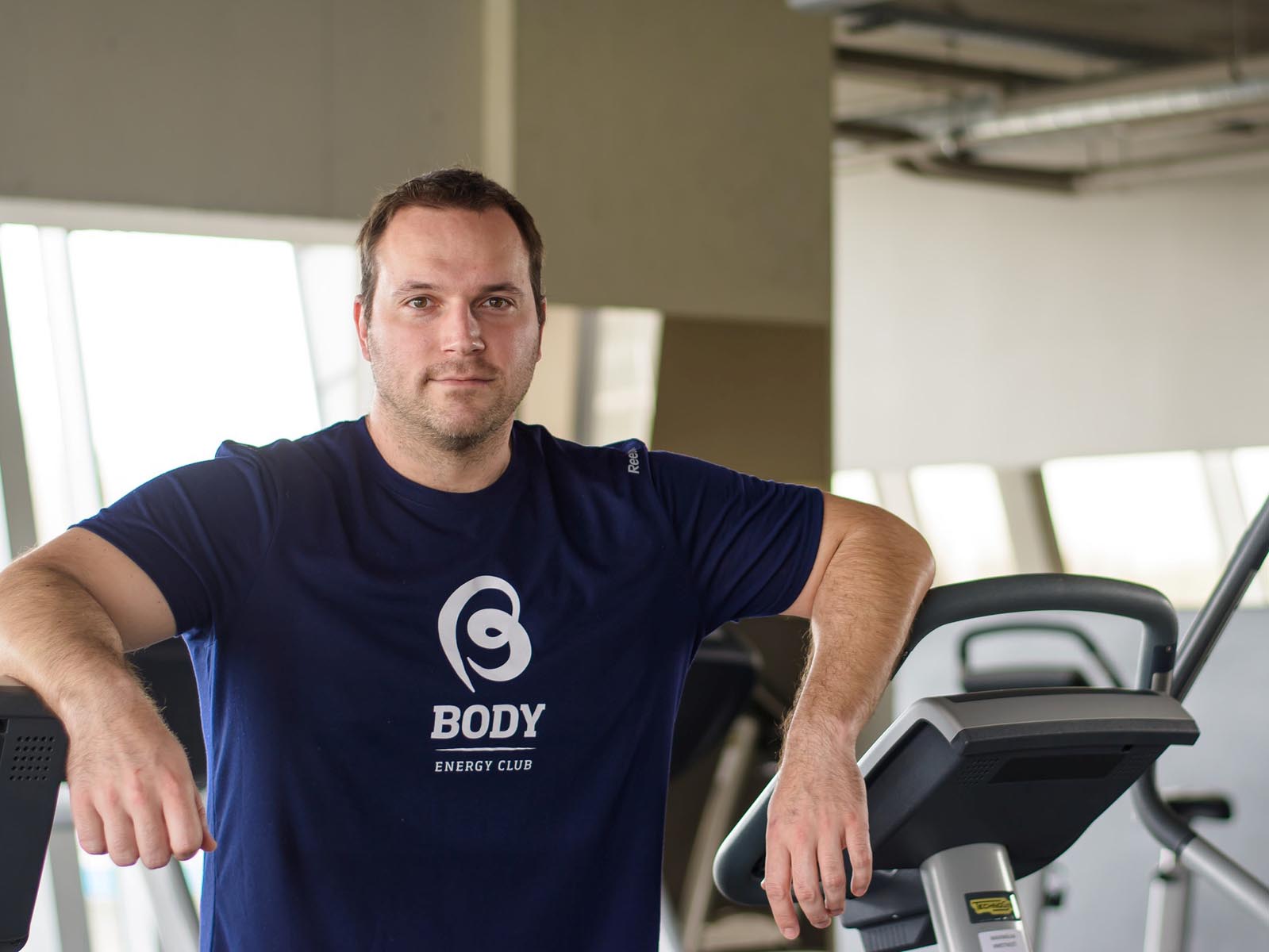 Jaro Figura prijal vzvu a trnuje Evelyn. Ak je jeho fitnes prbeh?	