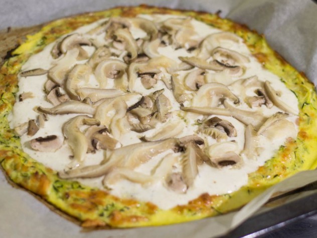 Cuketová pizza bez múky s hlivou a šampiónmi